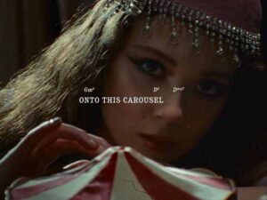 دانلود آهنگ Carousel از Laufey با متن و ترجمه