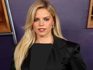 دانلود آهنگ Shy از Reneé Rapp با متن و ترجمه