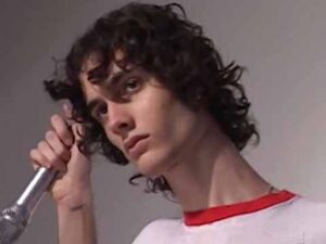 دانلود آهنگ come closer از sombr با متن و ترجمه