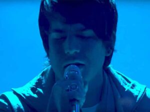 دانلود آهنگ Mad World از Adam Lambert با متن و ترجمه