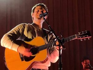 دانلود آهنگ One Wrong Turn از Alec Benjamin با متن و ترجمه