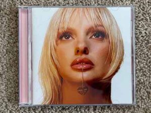 دانلود آهنگ Ocean Eyes از Alexandra Stan با متن و ترجمه