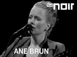 دانلود آهنگ Big In Japan از Ane Brun با متن و ترجمه
