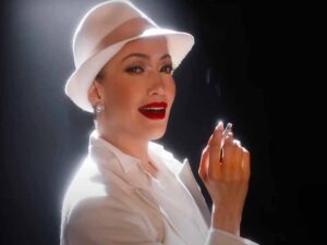 دانلود آهنگ Kiss of the Spider Woman از Jennifer Lopez با متن و ترجمه