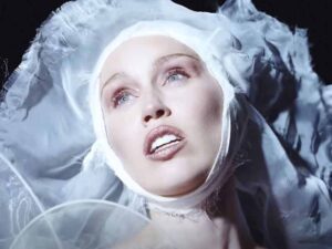 دانلود آهنگ Secrets از Miley Cyrus با متن و ترجمه