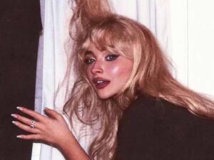 دانلود آهنگ When Did You Get Hot از Sabrina Carpenter با متن و ترجمه