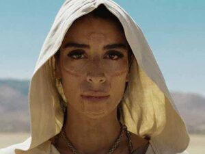 دانلود آهنگ Strong Because You Are از Sevdaliza با متن و ترجمه