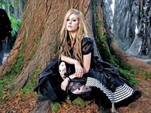 دانلود آهنگ Alice in Wonderland از Avril Lavigne با متن و ترجمه