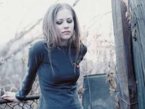دانلود آهنگ I Don’t Give A Damn از Avril Lavigne با متن و ترجمه