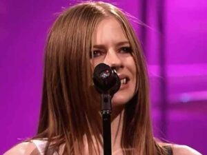 دانلود آهنگ Naked از Avril Lavigne با متن و ترجمه