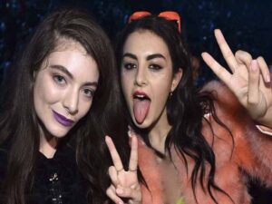 دانلود آهنگ Girl so confusing featuring lorde از Charli XCX و Lorde با متن و ترجمه