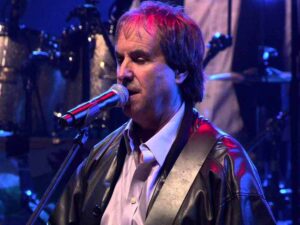 دانلود آهنگ Up Here In Heaven از Chris De Burgh با متن و ترجمه