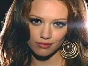 دانلود آهنگ Play With Fire از Hilary Duff با متن و ترجمه