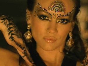 دانلود آهنگ Stranger از Hilary Duff با متن و ترجمه