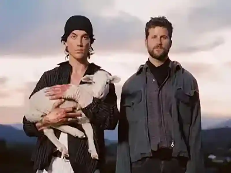 دانلود آهنگ Sound Of Rain از LANY با متن و ترجمه