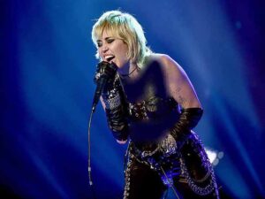 دانلود آهنگ Rockstar از Miley Cyrus با متن و ترجمه