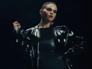 دانلود آهنگ In The Dark از Selena Gomez با متن و ترجمه