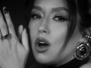 دانلود آهنگ ترکی Benden Geç Yarim از Tuğba Yurt با متن و ترجمه