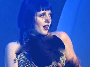 دانلود آهنگ Don’t Look at It از Ashnikko با متن و ترجمه