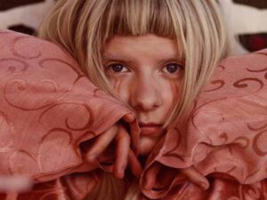 دانلود آهنگ Gentle Earthquakes از AURORA با متن و ترجمه