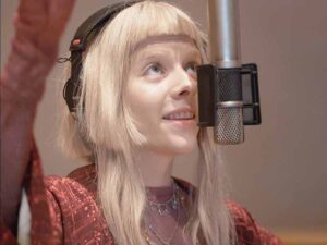 دانلود آهنگ It Happened Quiet از AURORA با متن و ترجمه