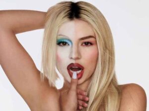 دانلود آهنگ Call Me Tonight از Ava Max با متن و ترجمه