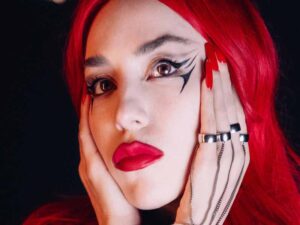 دانلود آهنگ In The Dark از Ava Max با متن و ترجمه