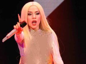 دانلود آهنگ Last Night On Earth از Ava Max با متن و ترجمه