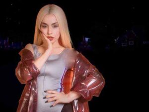دانلود آهنگ Sleepwalker از Ava Max با متن و ترجمه
