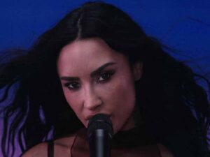 دانلود آهنگ Little Bit از Demi Lovato با متن و ترجمه