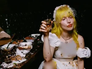 دانلود آهنگ Showbiz از Hayley Williams با متن و ترجمه