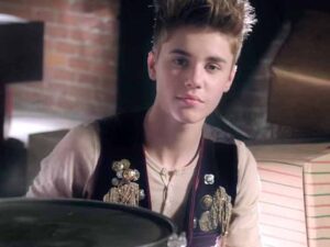 دانلود آهنگ Santa Claus Is Coming To Town از Justin Bieber با متن و ترجمه