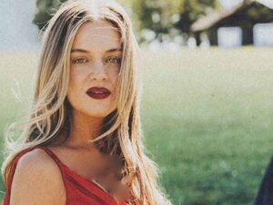 دانلود آهنگ Check On Your Friends از Kelsea Ballerini با متن و ترجمه