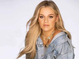 دانلود آهنگ I Sit In Parks از Kelsea Ballerini با متن و ترجمه