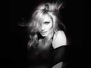 دانلود آهنگ Girl Gone Wild از Madonna با متن و ترجمه