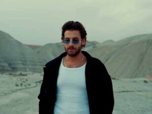 دانلود آهنگ ترکی Borcu Var از Mustafa Mert Koç با متن و ترجمه