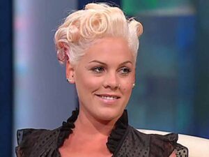 دانلود آهنگ Stupid Girl از Pink با متن و ترجمه