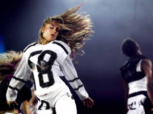 دانلود آهنگ Means I care از Tate McRae با متن و ترجمه