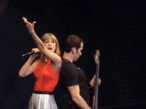 دانلود آهنگ Stay Stay Staye از Taylor Swift با متن و ترجمه