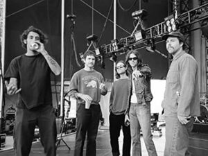 دانلود آهنگ Holy Ghost از The Neighbourhood با متن و ترجمه