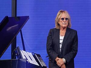 دانلود آهنگ فرانسوی Océan d’amour از Christophe و Mathilda و Augustin Charnet و Prinzly و Gael Galzin با متن و ترجمه