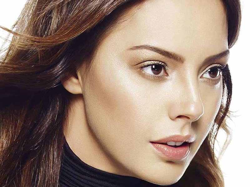 دانلود آهنگ ترکی Araftayım از Ebru Gündeş با متن و ترجمه