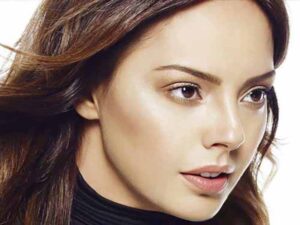 دانلود آهنگ ترکی Bir Devir Bitti از Ebru Gündeş با متن و ترجمه