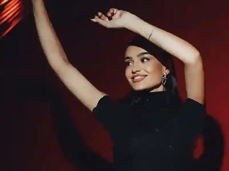 دانلود آهنگ ترکی Kaçsam Gitsem از Elif Buse Doğan با متن و ترجمه