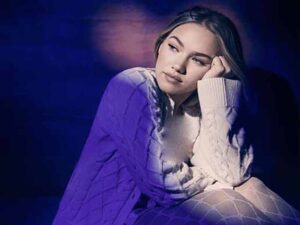 دانلود آهنگ silent treatment از Freya Skye با متن و ترجمه