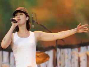 دانلود آهنگ Sold Out از Gracie Abrams و Bon Iver با متن و ترجمه