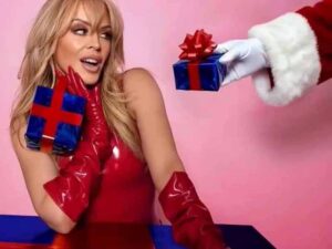 دانلود آهنگ Hot In December از Kylie Minogue با متن و ترجمه