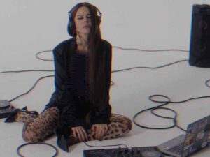 دانلود آهنگ ترکی Mutlu Bir Son از Simge با متن و ترجمه