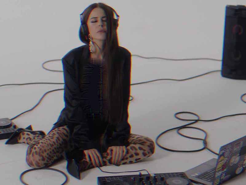 دانلود آهنگ ترکی Mutlu Bir Son از Simge با متن و ترجمه