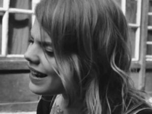 دانلود آهنگ فرانسوی Oublie moi از Cœur de pirate با متن و ترجمه